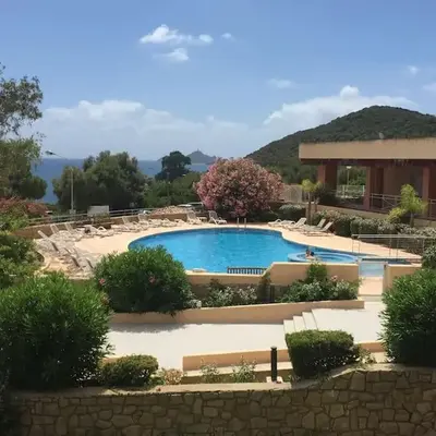 F2 vue mer dans résidence avec piscine