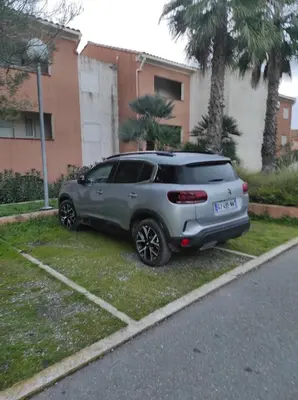 a silver suv parked on the side of a street at Splendide vue Mer in Linguizzetta