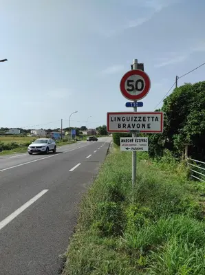 a speed limit sign on the side of a road at Splendide vue Mer in Linguizzetta