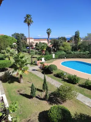 a view of a garden with a swimming pool at Splendide vue Mer in Linguizzetta