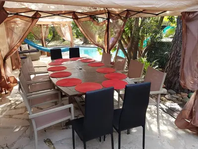 a table in a tent with red plates on it at LA MARINE Piscine chauffée villa avec piscine 5 mn à pied de la mer in Solaro