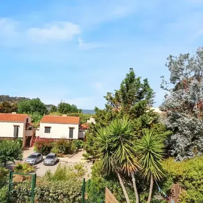 Maison accueillante à Calcatoggio avec jardin clôturé.
