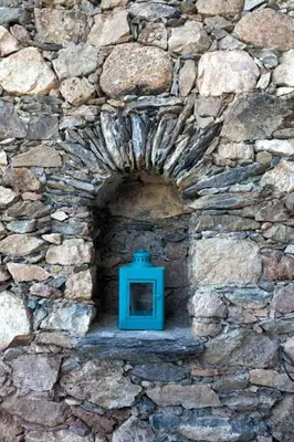 a blue box on the side of a stone wall at Le SAN PETRONE-TOUR EN PIERRE EN CENTRE CORSE ENTRE MER ET MONTAGNE in Moltifao