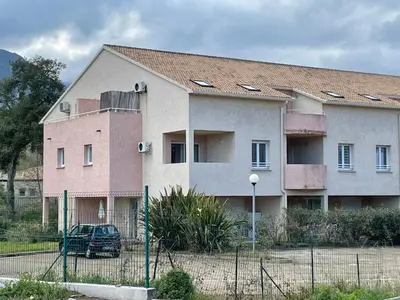 a house with a car parked in front of it at Appartement tout confort 2-4 pers 500 m de la plage avec piscine et wifi in Santa-Maria-Poggio