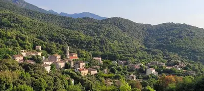 a village in the middle of a mountain at Grand studio classé 3 etoiles in Tavera