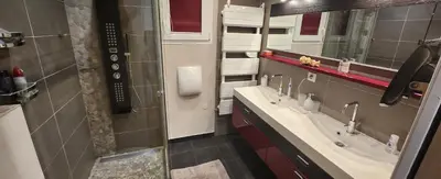 a bathroom with two sinks and a mirror at Chambre d'hôtes Casa Lucia in Furiani