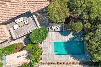 an overhead view of a swimming pool and trees at Villa Casta Joia Di Cirendinu in Sainte-Lucie de Porto-Vecchio