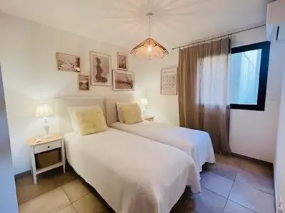 a bedroom with two white beds and a window at BEL'ORIZONTE C, 100m des plages et vue mer in Propriano