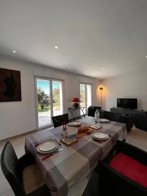 a dining room with a table with chairs and a tableablish at Villa Casa Sognu di Orizonte in Figari