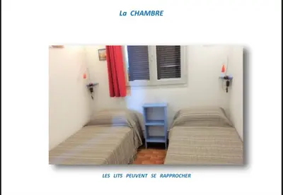 two beds in a room with a room with aermottermott at Appartement terrasse 1 chambre in Porticcio
