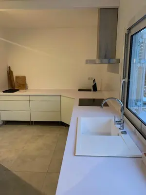 a white kitchen with a sink and a window at CasaCanetto villa, suites et piscine chauffée in Bonifacio