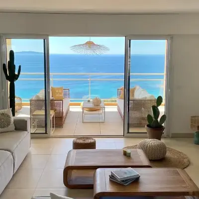 Paillote Perchée à 180 ° sur la mer