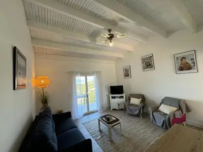 a living room with a couch and a table at Le Golfe d'Ajaccio - à 7 minutes de la plage in Grosseto-Prugna