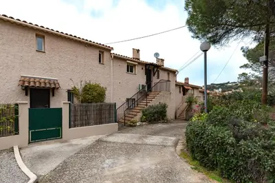 a house with a gate and a driveway at Le Golfe d'Ajaccio - à 7 minutes de la plage in Grosseto-Prugna
