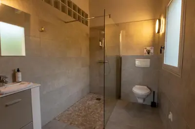 a bathroom with a shower and a toilet at Villa Kallisté piscine chauffée in Serra-di-Ferro