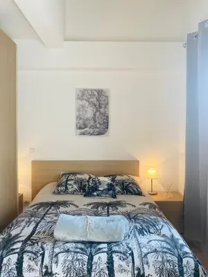 a bedroom with a bed with a blue bag on it at Bel appartement dans résidence avec piscine in Linguizzetta