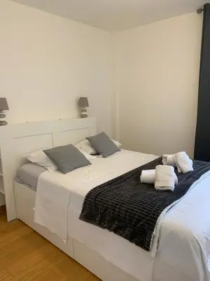 two beds sitting next to each other in a bedroom at Les Hauts du Port-Appartement neuf sur le port in Bonifacio