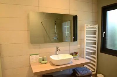 a bathroom with a sink and a mirror at Appartement de charme à Propriano, vue sur le Golfe in Viggianello