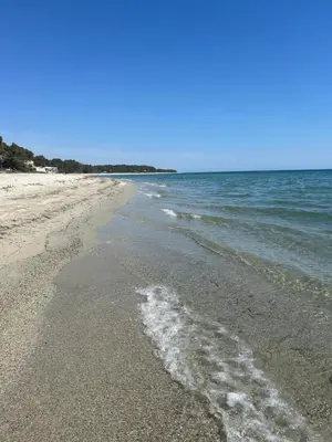 a beach with the ocean and the shoreline at Mini Villa Pascal Paoli avec piscine - proche mer in Prunelli-di-Fiumorbo