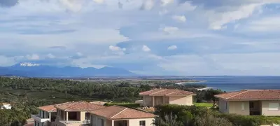 a row of houses with a view of the water at Mini Villa vue mer in Sari Solenzara
