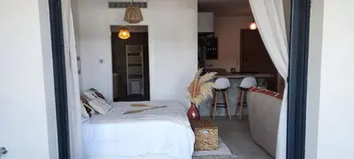a small bedroom with a bed and a kitchen at Appartement Agosta Plage in Porticcio