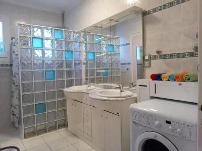 a bathroom with two sinks and a washing machine at HAUT VILLA MESANGES EN BORD DE MER ! in Lucciana