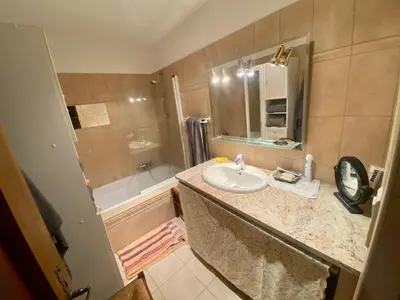 a bathroom with a sink and a bath tub at Charmant appartement T2 65m² in Quenza