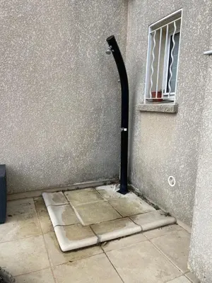 a black pipe sticking out of the corner of a wall at VILLA tous conforts avec Piscine privée et accès Plage in Cervione