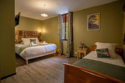 a bedroom with two beds and a tv in it at Auberge U Mulinu in Casalabriva