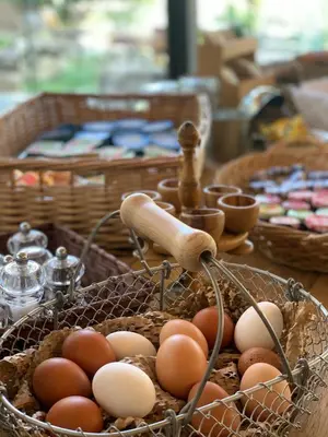 a basket of eggs on a table with baskets of food at Auberge U Mulinu in Casalabriva