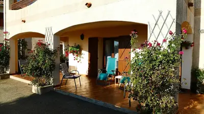 a patio with flowers and plants on a building at Amon nos Ôtes in Vezzani