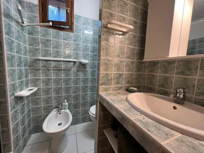 a bathroom with a sink and a toilet and a tub at Oro 60 in Conca