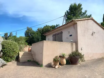 a swimming pool with three chairs and a fountain at mini villa studio 1 pièce 21 m2 pour 2 personnes piscine partagée climatisation in Porto-Vecchio