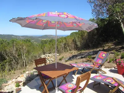 a swimming pool in a patio with chairs and a swimming pool at mini villa studio 1 pièce 19 m2 pour 2 personnes piscine partagée climatisation in Porto-Vecchio