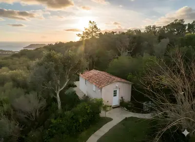 a small white house in the middle of a forest at mini villa studio 1 pièce 19 m2 pour 2 personnes piscine partagée climatisation in Porto-Vecchio