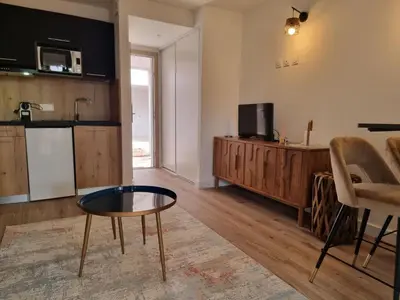 a living room with a table and a kitchen at Fiori di flore in Lecci