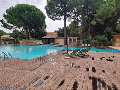 a deck with chairs and a swimming pool at Fiori di flore in Lecci