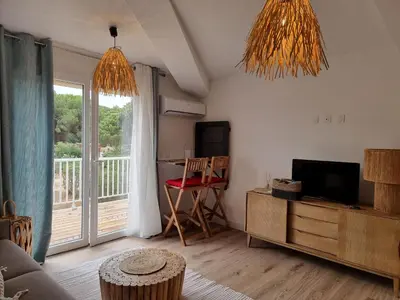 a living room with a television and a balcony at Fiori di flore in Lecci