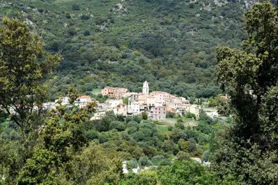 a table with food and a view of the mountains at Casa Maestracci, chambres d'hôtes de charme à Zilia in Zilia