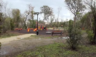 a park with a bench and a playground at Location F2 classée 3 étoiles pour des vacances de rêve in San-Nicolao