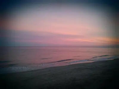 a sunset on the beach with the ocean at Location F2 classée 3 étoiles pour des vacances de rêve in San-Nicolao