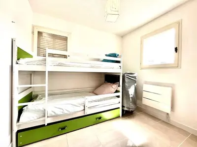 a room with bunk beds in a room with a window at Appartement 2 chambres à Lama avec Piscine in Lama