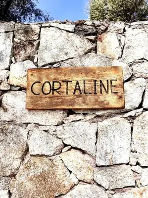 a sign that says centralline on a stone wall at Appartement 2 chambres à Lama avec Piscine in Lama